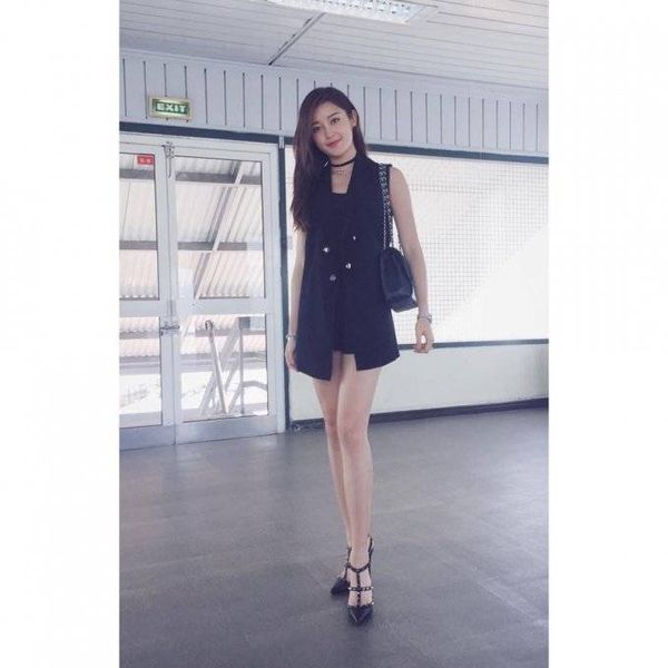 Á hậu Huyền My sexy, tinh tế trong bộ bodysuit cùng blazer tone-sur-tone màu đen khoác ngoài.