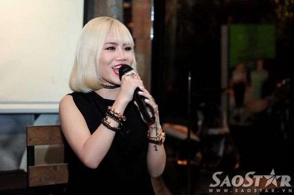 Sau khi nghe lời nhắn nhủ từ Tuấn Hưng, nữ ca sĩ cá tính cũng gửi lời cám ơn đến “thầy giáo”, đồng thời bộc bạch, bản thân cảm thấy xúc động bởi các cơ quan báo đài, bạn bè/anh, chị đồng nghiệp cùng một số “fan ruột” vì đã đến đông đủ để chung vui với mình. Yến Lê cho biết thêm, Quay lưng là ca khúc đầu tiên cô sáng tác ở sân chơi Giọng hát Việt vừa qua. Đây là bài hát thuộc thể loại pop và RnB có thêm phần đọc rap cực chất. Để có được MV trên, trong thời gian tham gia cuộc thi, nhân tố tiềm năng của V-pop phải trốn về Hà Nội hai ngày. Do trời mưa dẫn đến mọi tính toán của Yến Lê trước đó khôn thực hiện được. Cô quyết định ngồi lại bàn bạc với ê-kíp và thực hiện clip chỉ vỏn vẹn chưa đến một ngày.