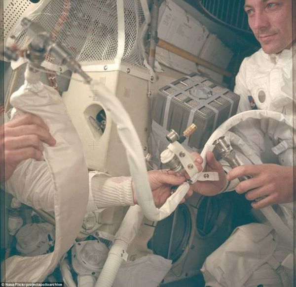 2D2A4C0900000578-0-Astronauts_recorded_more_personal_moments_on_the_Apollo_space_pr-m-11_1444219089104