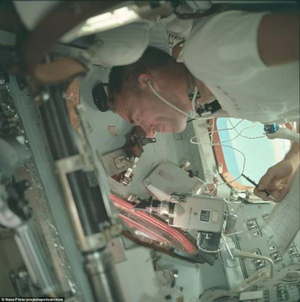 2D2A4C0E00000578-3263157-The_crew_of_Apollo_7_including_R_Walter_Cunningham_pictured_tran-a-62_1444220676471