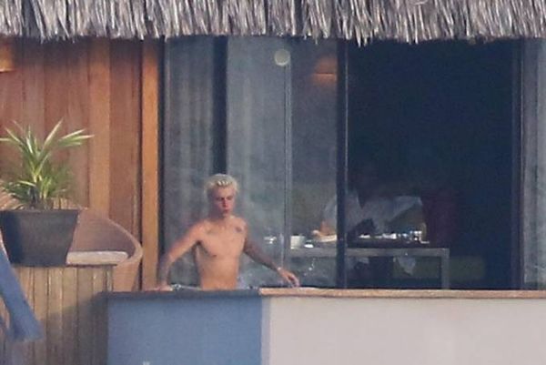 Những hình ảnh riêng tư của Justin Bieber khi đi nghỉ ở Bora Bora vừa bị phóng viên ảnh của New York Daily chụp lại.