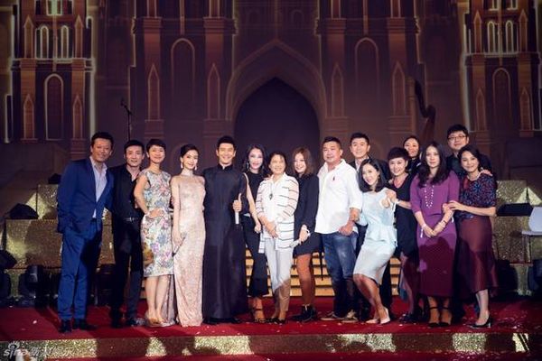 Khoảnh khắc chụp ảnh cùng dàn khách mời.