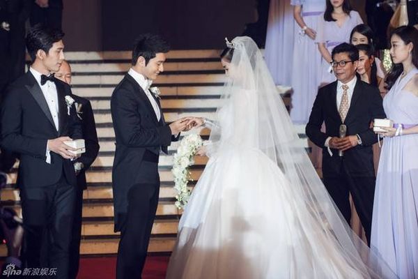 Huỳnh Hiểu Minh trao nhẫn cưới cho Angela Baby.