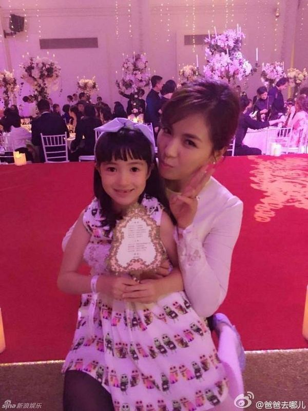 Nữ diễn viên Lưu Đào và con gái.