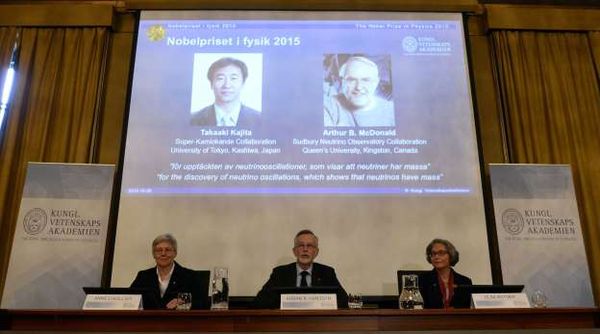 Chủ nhân mới của giải Nobel Vật lý 2015 là Takaaki Kajita đến từ Đại học Tokyo (Nhật) và Arthur B. McDonald thuộc Đại học Queen (Canada) với khám phá về việc hạt hạ nguyên tử neutrino có khối lượng, đối lập với phỏng đoán của chúng ta lâu nay. Giá trị giải thưởng là khoảng 960.000 USD. Khám phá về việc neutrino có khối lượng được cho là sẽ giúp các nhà vũ trụ học hiểu rõ hơn về cách vũ trụ tiến hóa và cách Mặt trời hoạt động, cũng như mở ra triển vọng giúp giới nghiên cứu cải thiện các nỗ lực tạo ra lò phản ứng nhiệt hạch trên Trái đất.