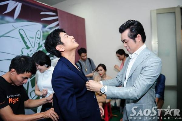 Cả người giúp lẫn người được giúp đều cười rất tươi, qua đó giải tỏa áp lực trước khi cùng ngồi ghế nóng.