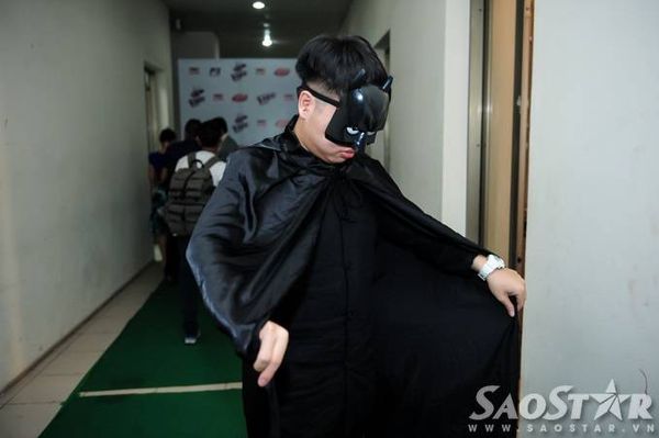 Đức Phúc tranh thủ thử trang phục của mình. Trong đêm bán kết này, anh có tiết mục thú vị cùng hai cô bé Trịnh Nguyễn Hồng Minh và Phạm Phương Khanh của đội ''Giang - Hồ".