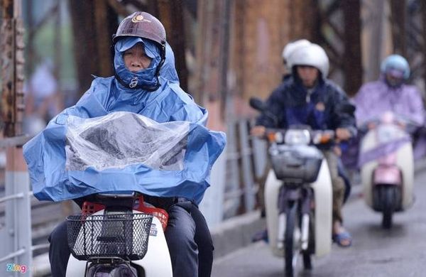 Sáng 10/10, cơn mưa phùn tiếp tục đổ xuống Hà Nội. Mưa cùng thời tiết lạnh giá khiến hầu hết mọi người đều trang bị quần áo ấm khi ra đường.