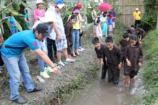 TP HCM đã có nhiều dịch vụ cho khách trải nghiệm về công việc trồng trọt, nhưng đây là đơn vị đầu tiên tổ chức cho khách tự tay bắt cá, vắt sữa bò, chăn nuôi các loại gia súc. Với mức giá 395.000 đồng mỗi người, bao xe đưa đón, chương trình đã được nhiều gia đình đăng ký cho con trẻ trải nghiệm một ngày làm nông dân chính hiệu. Hơn chục con cá lóc được cho cho xuống một mương có ít nước. Khách sẽ được mặc áo bà ba, vào vai nông dân "chính hiệu" để bắt cá.