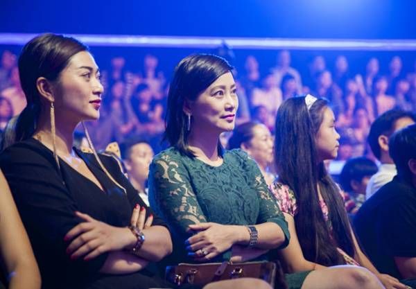 Thanh Trúc ngồi ở hàng ghế khán giả theo dõi những màn hóa thân đầy hài hước của Khương Ngọc trong chương trình Gương mặt thân quen.