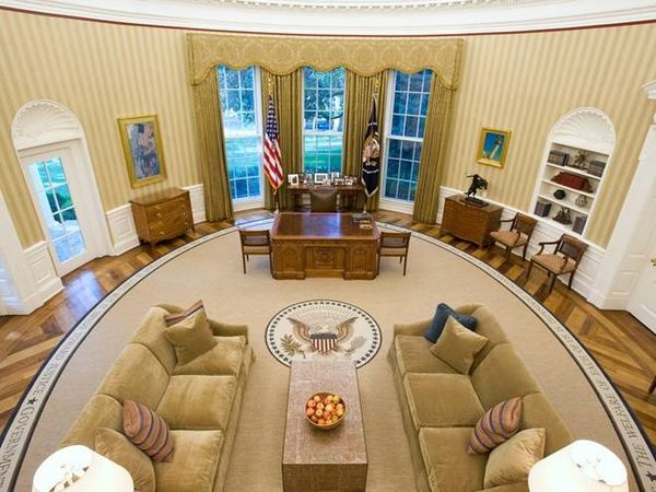 Mỹ: Nhà Trắng ở Washington, DC, có lẽ là dinh tổng thống nổi tiếng nhất thế giới. Phòng Oval là nơi tổng thống làm việc, họp với các chính trị gia và lãnh đạo các nước khác.