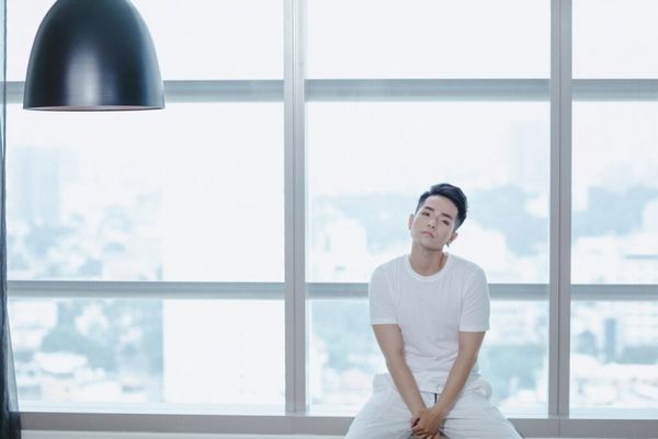 Trước đấy, khi có được loạt bản hit đình đám như Khi người lơn cô đơn, Giá như có thể ôm ai và khóc, Tôi có một nỗi buồn thật đẹp..., Phạm Hồng Phước quyết định “ở ẩn” để tập trung cho hoạt động kinh doanh quán ăn của mình.
