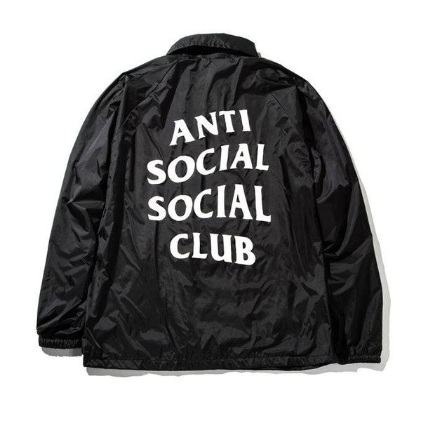 Anti Social Social Club Có một sự bí ẩn trong các thiết kế của hãng thời trang này. Hầu hết các sản phẩm của Anti Social Social Bluc đều có tên và thông tin sản phẩm không liên quan với nhau. Tuy nhiên, sự “không ăn nhập” này giúp các sản phẩn của hãng đều được tiêu thụ trong tích tắc.