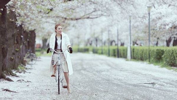 Khi cô đơn em gọi tên anh được viết lời Việt trên bản gốc ca khúc tiếng Nhật mang tên Kokoro no tomo của Mayumi Itsuwa. Với ca từ giản dị, giai điệu bay bổng, Mỹ Tâm hy vọng món quà nhỏ này sẽ làm khán giả thấy thích.