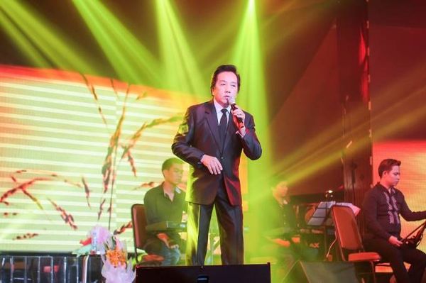 Tiếp theo, nam danh ca đã trình bày liên khúc Lê Hựu Hà - Nguyễn Trung Cang với Mười năm tình cũ, Anh còn nợ em và Áo anh sứt chỉ đường tà.