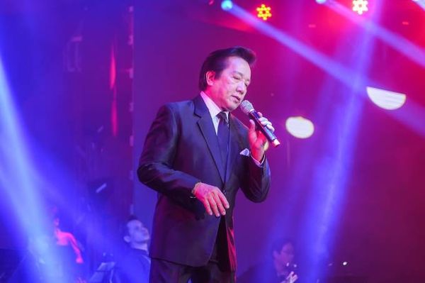 Giọng hát khoẻ, đầy tình cảm của Elvis Phương làm cả khán phòng vỗ tay không ngớt... Đây cũng là những tác phẩm gắn liền với tên tuổi của Elvis Phương trong hơn 50 năm gắn bó cùng nghiệp hát.
