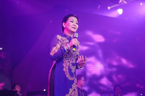 Khánh Ly thể hiện tiếp Bên đời hiu quạnh. Bà chia sẻ khiêm tốn, chân thành: "Nếu không có nhạc sĩ Trịnh Công Sơn thì sẽ không có tên tuổi của tôi ngày hôm nay và tôi không thể nào đứng trên sân khấu để hát cũng như được thương yêu đến ngày hôm nay. Và tôi luôn biết ơn ông ấy”. Tiếng hát của Khánh Ly liêu trai và da diết trong những giai điệu của một bản hit gắn liền với tên tuổi của hai người: “Chiều nay còn mưa sao em không lại.Nhớ mãi trong cơn đau vùi,làm sao có nhau...” - Diễm xưa.
