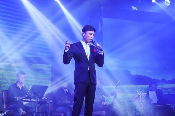 Tuấn Ngọc gửi đến khán giả bài hát đầu tiên Mắt biếc của Ngô Thuỵ Miên với kỷ niệm khi thu âm bài này từ năm 1974. Ông thả hồn mình tiếp qua loạt ca khúc: Rong rêu, Khúc thuỵ du, liên khúc Nhạc tình muôn thuở.