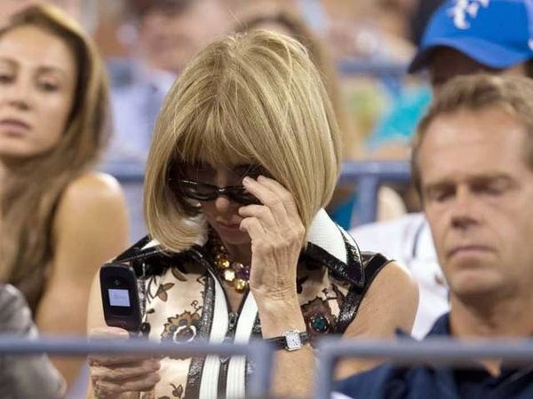 Người đàn bà quyền lực nhất giới thời trang kiêm tổng biên tập tạp chí Vogue - Anna Wintour - được cho là đang sở hữu một chiếc iPhone và một chiếc smartphone của BlackBerry. Tuy nhiên, trong một sự kiện thuộc khuôn khổ giải golf US Open năm ngoái, báo giới phát hiện bà đang sử dụng một chiếc điện thoại nắp gập không rõ nhãn hiệu.