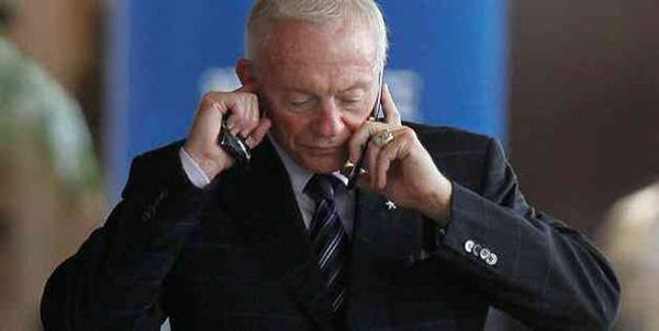 Là ông chủ của đội bóng bầu dục Dallas Cowboys, Jerry Jones đang sở hữu khối tài sản lên tới 3 tỷ USD. Thế nhưng hiện tại, ông vẫn trung thành với một chiếc điện thoại nắp gập bởi tính bảo mật tối đa của nó. Khi được hỏi về việc tại sao ông sở hữu một sân vận động có giá trị 1,2 tỷ USD nhưng vẫn dùng chiếc điện thoại từ thời "đồ đá", Jerry Jones nói đùa: "Bạn không thể cùng lúc có mọi thứ được. Đây chính là cách giúp tôi có được một sân vận động trị giá 1,2 tỷ USD đấy".
