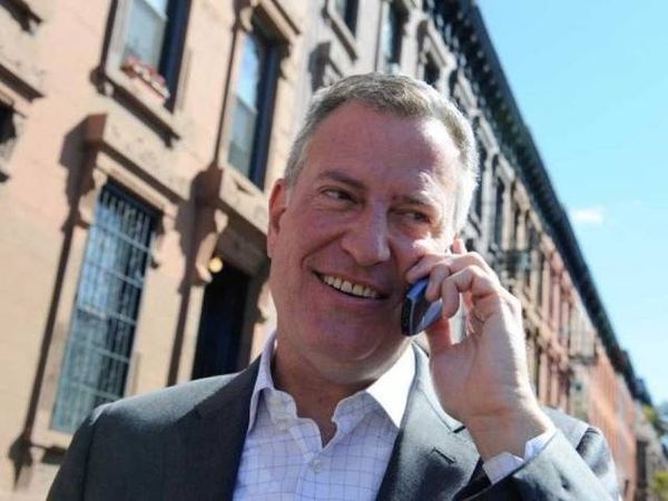 Được biết, chiếc điện thoại "cũ mèm" mà thị trưởng New York Bill De Blasio đang sử dụng là của hãng Samsung.