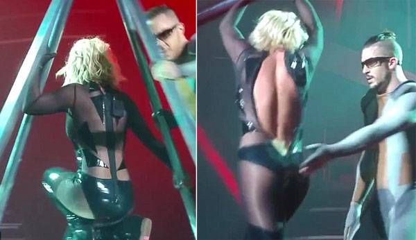 Hôm 17/10, Britney Spears tiếp tục chuỗi show diễn Piece Of Me ở Las Vegas. Khi đang biểu diễn, nữ ca sĩ gặp sự cố với bộ jumpsuit. Trong lúc trình diễn, phần khóa phía sau lưng bất ngờ bị tuột dài đến tận hông Britney, nữ ca sĩ vẫn hát nhưng ra hiệu “cầu cứu” các vũ công tới giúp. Mặc dù có 2 vũ công nam đến giúp nhưng chiếc khóa bị mắc kẹt, Britney đành bỏ mặc sự cố cho đến hết màn trình diễn.