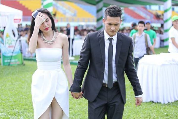 Hai vợ chồng nắm chặt tay trong suốt quãng đường từ cổng vào sân khấu chính. Nếu Thủy Tiên chọn bộ đầm trắng hở vai gợi cảm thì ông xã cô lịch lãm với bộ vest đen.