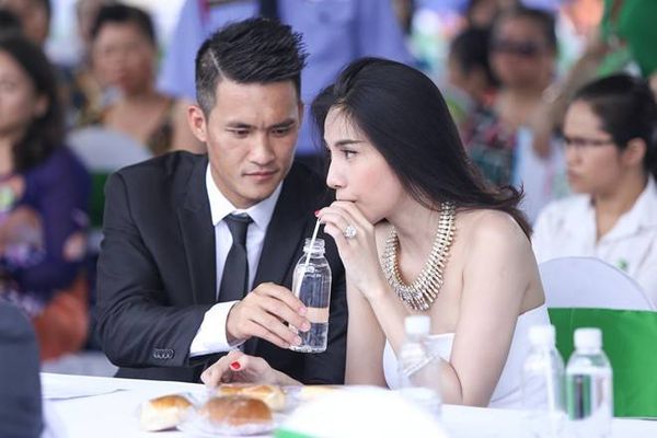 Công Vinh chăm sóc vợ từng chút một. Sau 6 năm yêu, kết hôn và có với nhau một cô công chúa xinh xắn, cặp đôi Công Vinh - Thủy Tiên vẫn giữ lửa hạnh phúc như những ngày đầu.