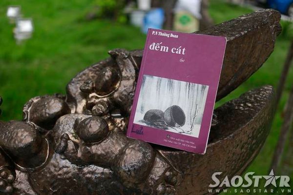 Ra đời vào năm 2000 nhưng đến năm 2003, "Buổi sáng" mới được Thường Đoan đưa vào tập thơ "Đếm cát" và phát hành rộng rãi.