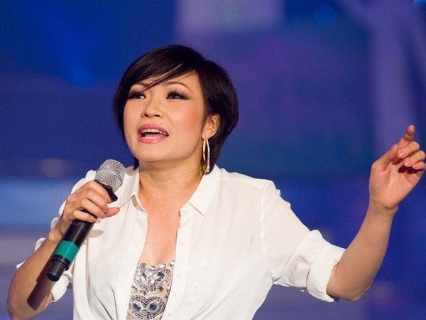 Hơn 20 năm gắn bó cùng nghiệp hát, Phương Thanh vẫn biết cách duy trì độ nóng cho mình giữa V-pop "đất chật, người đông". Hình ảnh cá tính nhưng giàu cảm xúc, luôn tạo được sự gần gũi với đồng nghiệp lẫn khán giả là cái nhất của cô ca sĩ "bụi bặm" này.