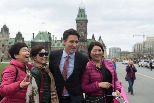 Nhà lãnh đạo trẻ tuổi đẹp trai của Canada còn là một nhà hoạt động từ thiện năng nổ. Ông rất thân thiện với tất cả mọi người, kể cả khách du lịch.