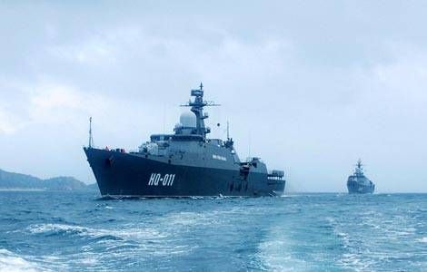 Hai chiến hạm của hải quân Việt Nam: HQ11-Lý Thái Tổ, HQ12-Đinh Tiên Hoàng đang tuần hành trên vịnh Cam Ranh