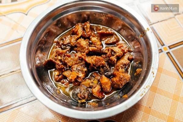 Và đây là món thịt chuột xào sả ớt cay thiệt cay sẽ thu hút những tín đồ ẩm thực thích khám phá.