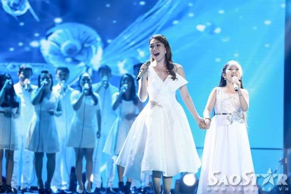 Trước đêm thi, chia sẻ cảm nghĩ về “người bạn nhỏ” mà mình tham gia hỗ trợ, Mỹ Tâm bộc bạch: “Hồng Minh là một bé rất thông minh và nhanh nhạy trong âm nhạc, để ý mỗi khi em hát thì rất tập trung và cố gắng. Hồng Minh mang lại cho tôi cảm giác bất ngờ, vì trong buổi tập trước em chưa hát tốt như vậy. Tôi có hướng dẫn cho em vài chỗ nhưng không ngờ là em nhớ và làm được liền. Có thể nói Hồng Minh là cô bé nhỏ tuổi nhưng rất xuất sắc”.