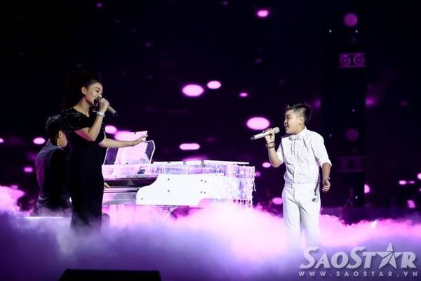 Tối 24/10, đêm chung kết Giọng hát Việt 2015 diễn ra đầy sôi động, gây cấn với sự tranh tài của 3 thí sinh: Trịnh Nguyễn Hồng Minh, Nguyễn Công Quốc và Nguyễn Trọng Tiến Quang. Với giọng hát tốt, thể hiện được nhiều dòng nhạc khác nhau, “chiến binh” Hồng Minh thuộc đội Hồ Hoài Anh - Lưu Hương Giang đã giành ngôi quán quân đầy thuyết phục. Bên cạnh những màn tỏa sáng riêng, phần thi kết hợp với các khách mời của 3 em cũng để lại không ít ấn tượng cho công chúng. Thu Minh là ca sĩ đầu tiên xuất hiện trên sân khấu trong vai trò khách mời hỗ trợ thí sinh. Cô và Tiến Quang hòa giọng trong ca khúc Ước mơ của tác giả Hồng Kiên.