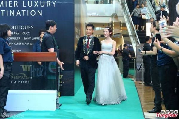 Trần Khải Lâm tạo dáng bên người tình cũ Trần Triển Bằng. Tài tử họ Trần bị nghi vấn thẩm mỹ khi gương mặt ngày càng có biểu hiện cứng đờ.