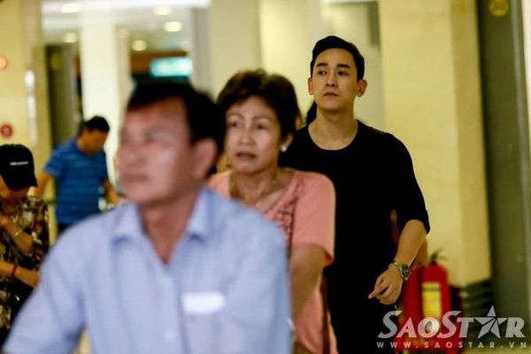 Đi chung chuyến bay với Ngọc Trinh - Vũ Khắc Tiệp còn có Hứa Vĩ Văn, Trần Bảo Sơn cùng một số người mẫu thuộc công ty Venus.