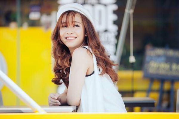 Là cô gái 16 tuổi, thường xuyên đọc tiểu thuyết ngôn tình, mê đắm những nhân vật “huyền thoại” như Phong Đằng (Sam Sam đến đây ăn nè!), Hà Dĩ Thâm (Bên nhau trọn đời), Bạc Cận Ngôn (Hãy nhắm mắt khi anh đến)… đồng thời không khỏi ngưỡng mộ trước đám cưới cổ tích của Huỳnh Hiểu Minh và Angela Baby, Bảo Uyên thích thú khi lần đầu nghe bản demo ca khúc Super Hero. Cô lập tức nghĩ ngay đến những anh chàng “Soái ca” trong lòng mình và thể hiện ca khúc này một cách rất dễ thương, hợp với lứa tuổi 16 đầy mơ mộng.
