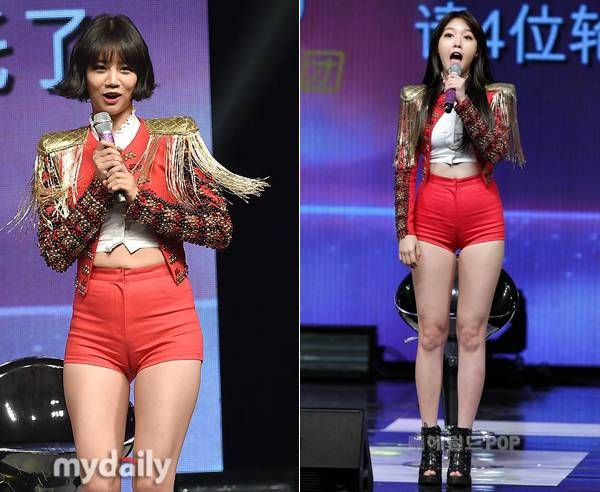Tai hại hơn, quần bó sát còn để lộ vùng “tam giác” nhạy cảm trên cơ thể Hyeri, Minah. Trước đó vài ngày, Girl’s Day vướng vào sự cố tương tự vì trang phục diễn không vừa vặn với cơ thể.