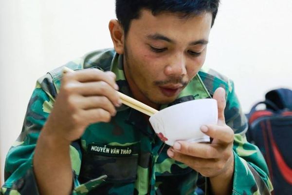 Thuyền viên Trần Minh Sang và 10 người được cứu vẫn chưa hết bàng hoàng vì vụ tai nạn trên biển. Ảnh: Zing.vn.