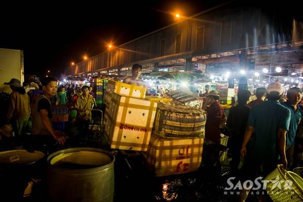 Ngoài xe kéo tay của các công nhân bốc xác thì xe ba gác máy cũng là một phương tiện vận chuyển phổ biến tại chợ vì nó có thể vận chuyển được lượng hàng lớn nhưng đó chỉ là phương án vận chuyển hàng của những vựa nằm ngoài “mặt tiền” khu chợ.