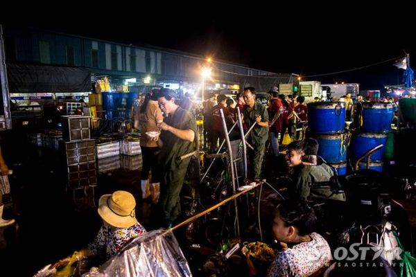 Ngoài lực lượng công nhân làm thuê tại các vựa thủy hải sản thì tại khu chợ đầu mối Bình Điền có hàng ngàn người làm nghề bốc vác, kéo xe thuộc các hợp tác xã.
