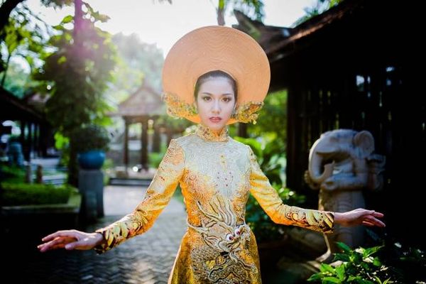 Đặc biệt, hình ảnh con rồng to và dài gần một 1m2 được thêu tỉ mỉ tạo hiệu ứng 3D trên bề mặt trang phục. Ngoài ra,những họa tiết như vân mây cũng được tạo lượn sóng nhằm làm nền cho họa tiết con rồng thêm phần nổi bật. Chi tiết dùng hình ảnh con rồng trên áo dài còn có ý nghĩa thể hiện sự bình đẳng của những người phụ nữ.