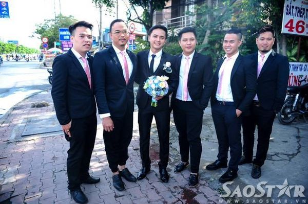 Ngoài người thân trong gia đình Văn Anh từ Nghệ An bay vào Sài Gòn để đón dâu, nam diễn viên còn được đông đảo bạn bè là các nghệ sĩ góp sức bằng việc tham gia đoàn bê tráp.