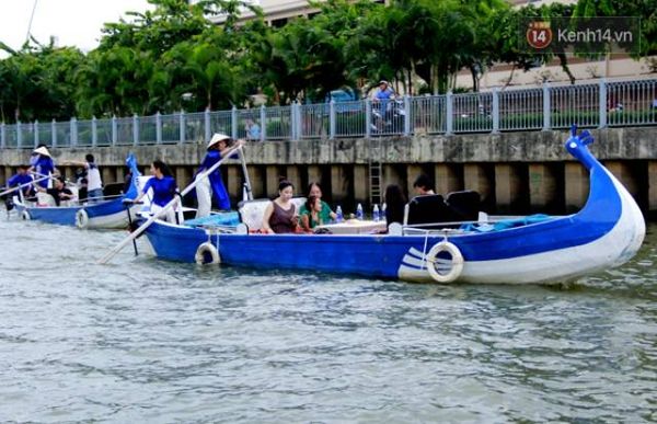 Khách hào hứng du ngoạn bằng thuyền trên kênh Nhiêu Lộc - Thị Nghè trong những ngày khai trương.