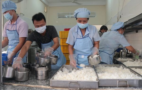 Các nhóm từ thiện đăng ký sẽ được luân phiên sử dụng bếp của Bệnh viện Ung bướu TP để nấu cơm cho bệnh nhân - Ảnh: Tiến Long.