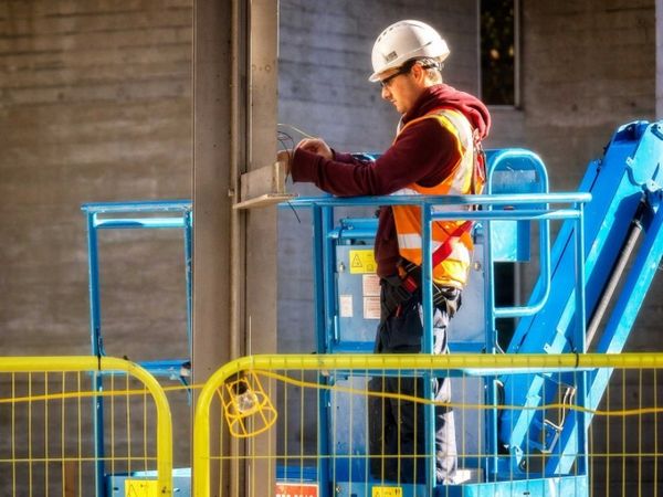 Mô tả công việc: lắp đặt hoặc sửa chữa hệ thống điện và dây cáp điện thoại. Mức lương trung bình hàng năm (2012): 63.250 USD. Cơ hội việc làm (đến năm 2022): 49.900. Yêu cầu kinh nghiệm: Không. Đào tạo trong công việc: Dài hạn.