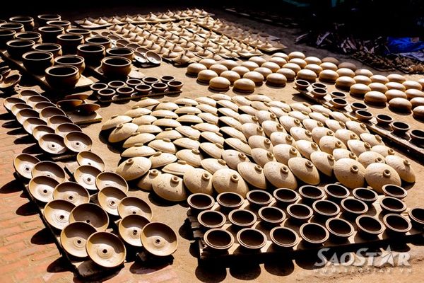 Sản phẩm gốm đất nung truyền thống ít khi được trang trí hoa văn, nếu có thì chỉ là một - hai đường chỉ khắc chìm song song trên vai sản phẩm hoặc dùng hoa văn khắc vạch hình sóng nước.