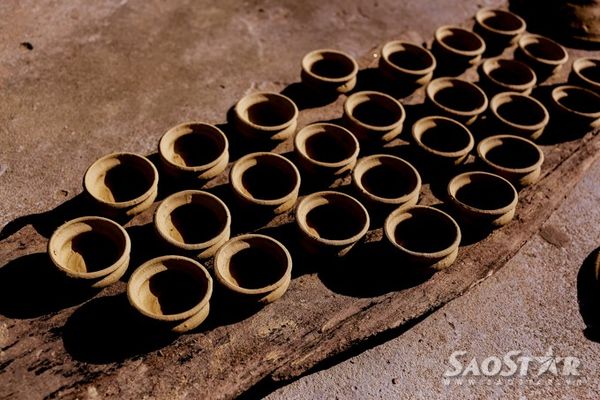 Phôi gốm sau khi được chuốt tạo dáng xong được đem ra ngoài hong trong bóng râm, đến khi gốm se mặt sẽ khắc hoa văn. Sản phẩm gốm đất nung truyền thống ít khi được trang trí hoa văn, nếu có thì chỉ là một - hai đường chỉ khắc chìm song song trên vai sản phẩm hoặc dùng hoa văn khắc vạch hình sóng nước.