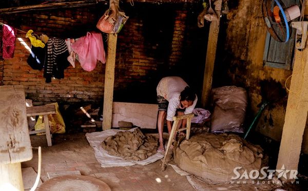 Đất sau khi được làm mềm và loại bỏ tạp chất thì sẽ được nghệ nhân tiếp tục xử lý để tạo độ kết dính cho đất.